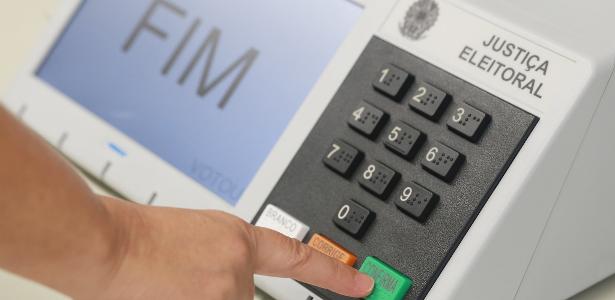 Berço brasileiro da urna eletrônica desconfia da criação; o que explica?
